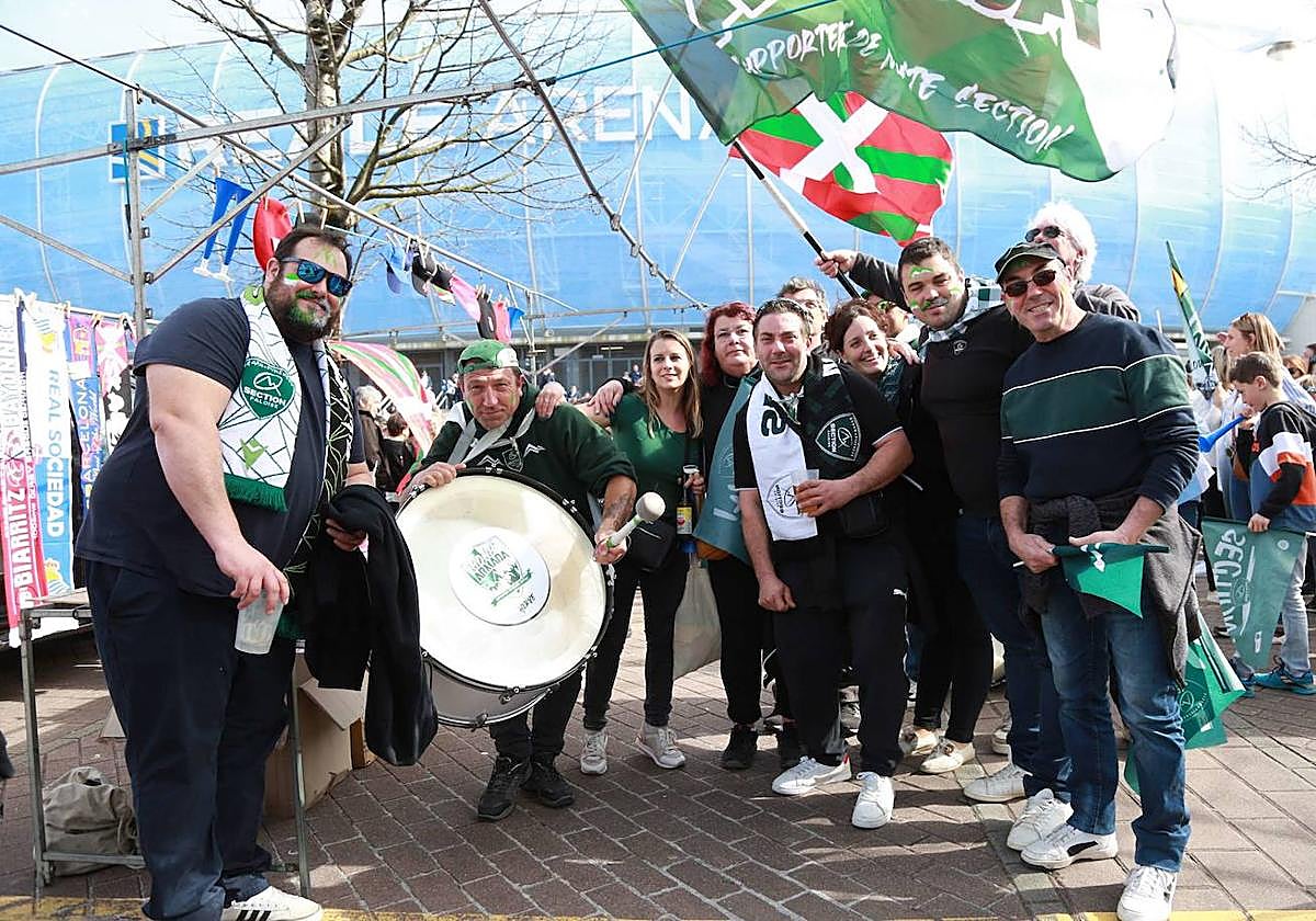 Aficionados junto a Anoeta en el último encuentro del Aviron.