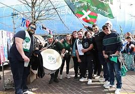 Aficionados junto a Anoeta en el último encuentro del Aviron.
