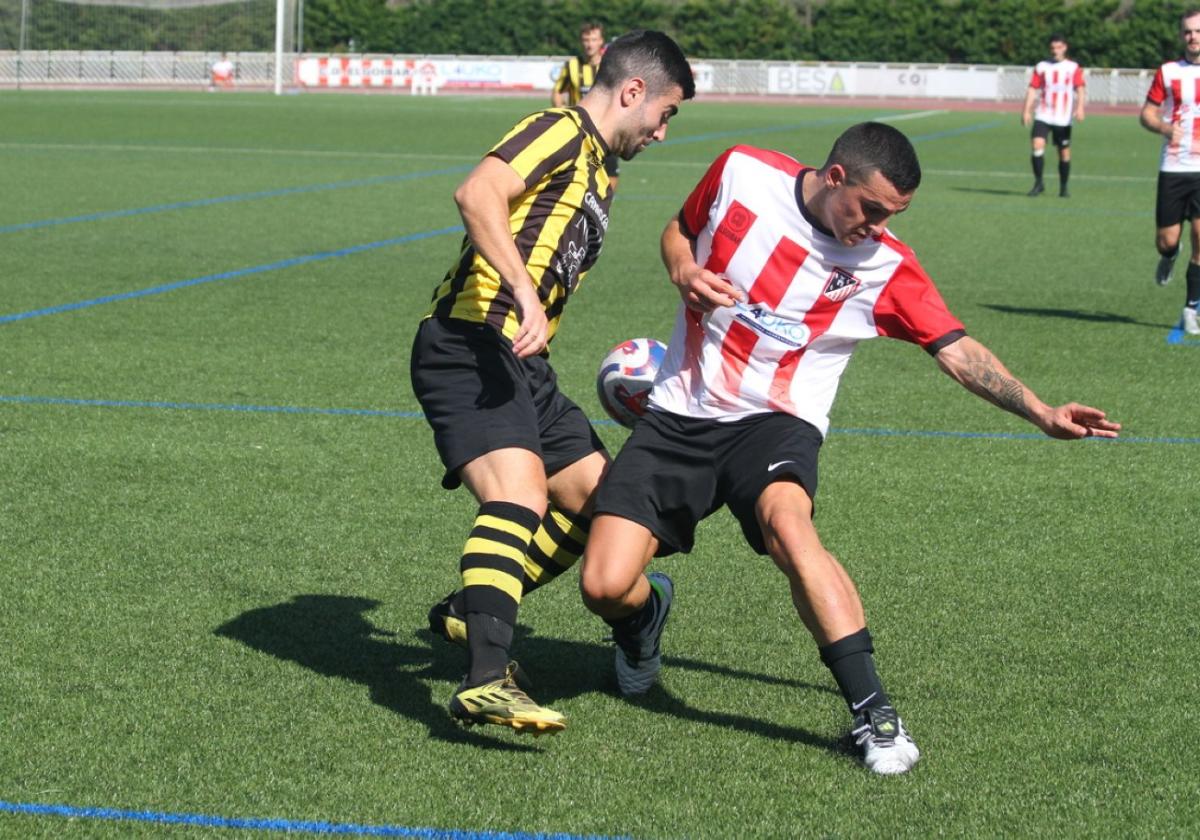 Jugadores de Haundi y del Amaikak Bat pugnan por un balón en el derbi comarcal disputado en Mintxeta.