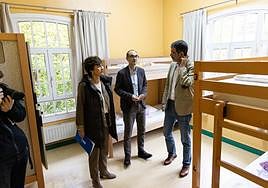 Eneko Goia, con la concejala de Servicios Sociales, Mariaje Idoeta, y el director del departamento, Garikoitz Agote, ayer en La Sirena.