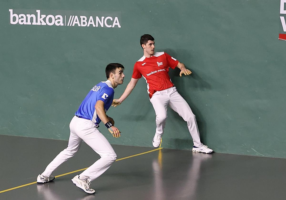 Iker Egiguren y Josu Igoa, pegado a la pared izquierda, durante el partido de ayer en Lekunberri.