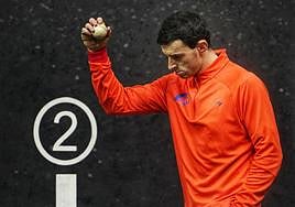 Jokin Altuna se dispone a botar una pelota en la elección de material para la final.