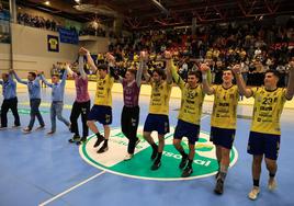 Jugadores y técnicos del Bidasoa Irun agradecen el apoyo de los aficionados tras doblegar anoche al Ademar en Artaleku.