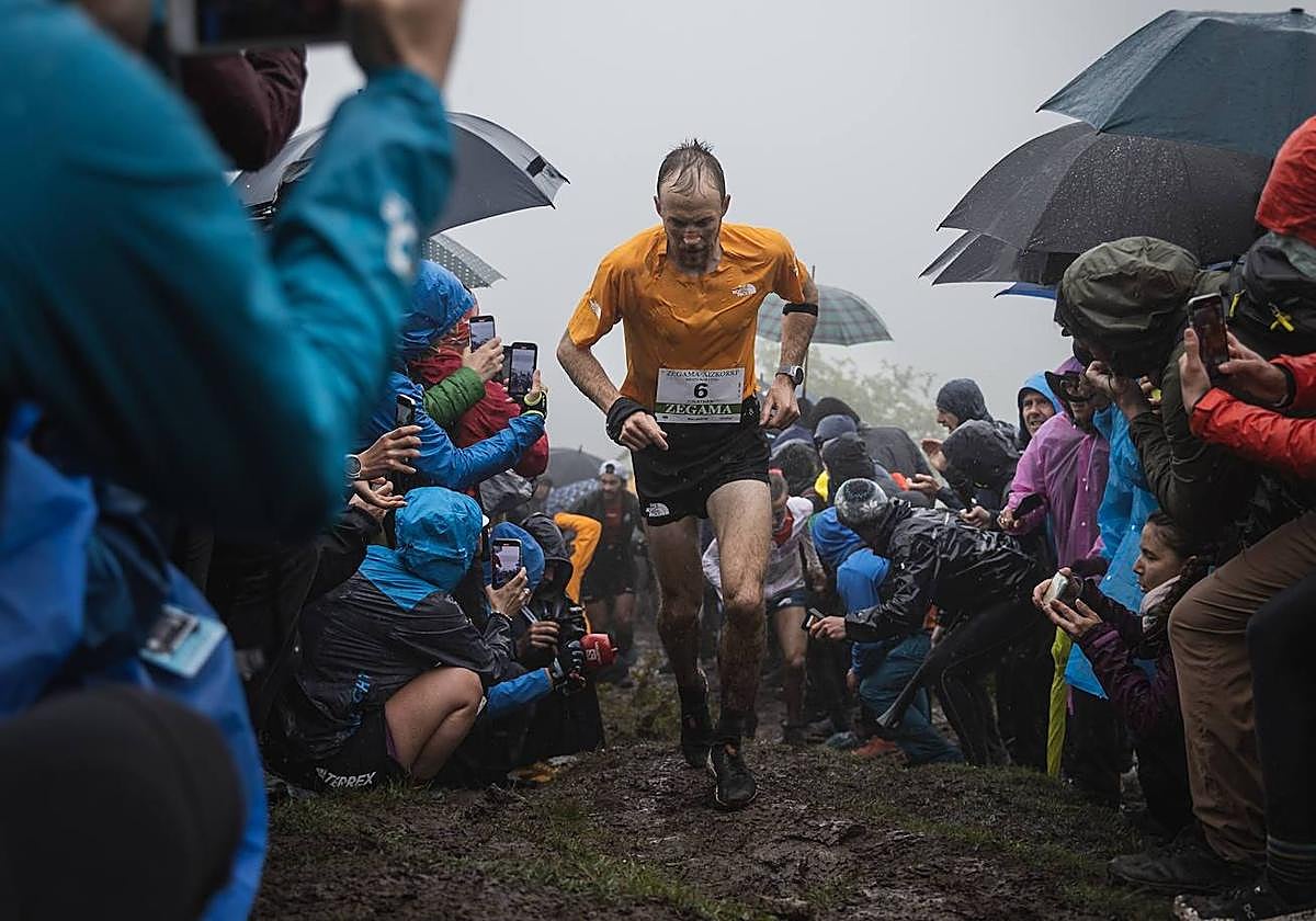 Uno de los participantes de la Zegama-Aizkorri que realizó la gran gesta bajo la lluvia en 2023
