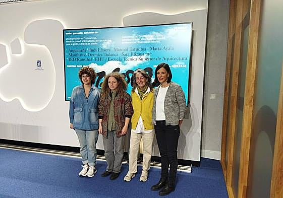 Nagore Pecharromán y Raque Ares, de Moduz Kultur Elkartea, Marisol Garmendia, concejala de Ecología, y María Arana, comisaria de Bienal Mugak, este viernes en la presentación de Bloom II.