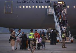 El grupo de palestinos a su llegada ayer a la base aérea de Torrejón de Ardoz.