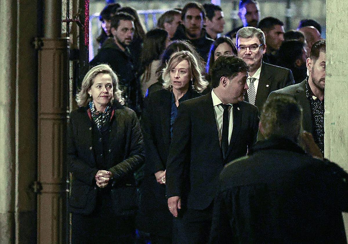 La vicepresidenta primera y ministra en funciones, Nadia Calviño; el alcalde de Zarautz, Xabier Txurruka; la diputada general de Gipuzkoa, Eider Mendoza, y el alcalde de Bilbao, Juan Mari Aburto, acceden a la parroquia.