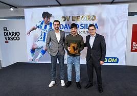 Miguel González, cronista de la Real, y Miguel Ángel Zamorano, en representación de BM, le entregaron el trofeo a David Silva.