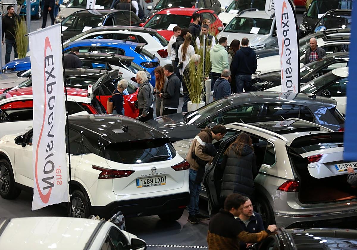 Éxito de feria. Compradores y vende-dores sacan provecho a las ofertas.