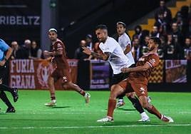 Alain Oyarzun se zafa de un defensa, en Gal.