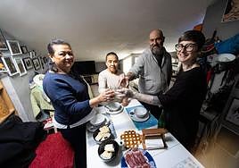 Daiy, Dubi, Arkaitz y Patricia brindan por su primer encuentro con Bizilagunak.