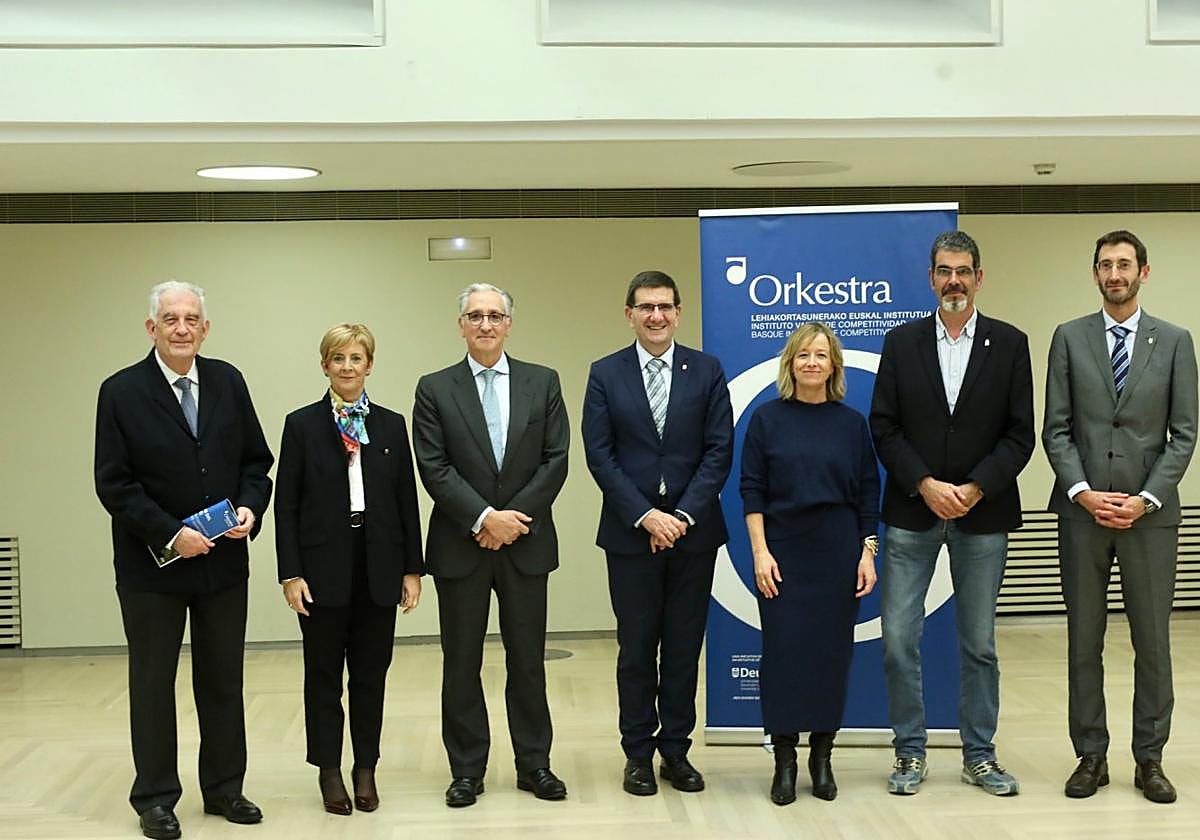Arantxa Tapia, Eider Mendoza, Eneko Goia y los responsables de Orkestra, con Iván Martén a la cabeza, ayer.