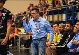 Cuétara celebra un gol del Bidasoa un partido en Artaleku.