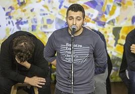 Joanes Illarregi, Lesakako saioko irabazlea, kantuan.