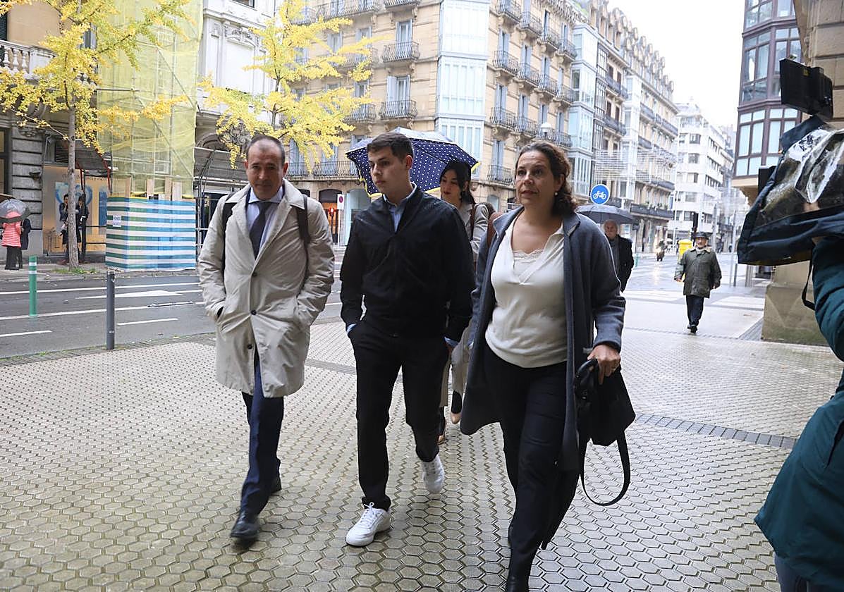 El hermano de Santi Coca, a su llegada a la Audiencia de Gipuzkoa esta mañana