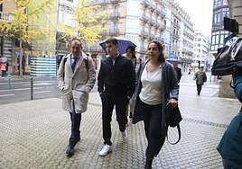 El hermano de Santi Coca, a su llegada a la Audiencia de Gipuzkoa esta mañana
