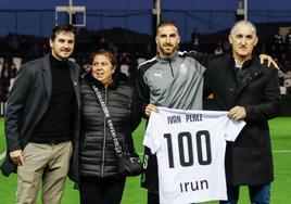 Antes del partido contra el Nástic se le entregó una camiseta con su apellido y los 100 partidos oficiales.