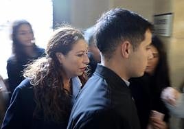 Fátima Hacine-Bacha, en el centro, acompañada de su hijo Iker y otros familiares.