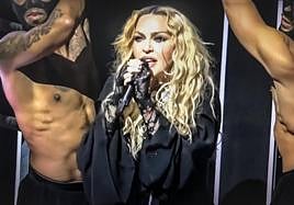 Madonna, cantando Like a Prayer en uno de los conciertos de la gira 2023.