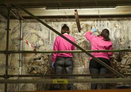 El mural se compone con dibujos policromados con los colores «típicamente renacentistas», el rojo y el azul intensos, así como el 'gris haya'.