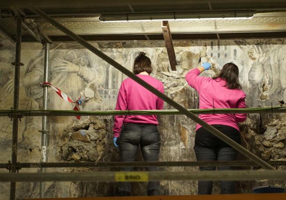 El mural se compone con dibujos policromados con los colores «típicamente renacentistas», el rojo y el azul intensos, así como el 'gris haya'.
