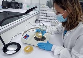 Una técnica de Viralgen realiza pruebas en una sala blanca.