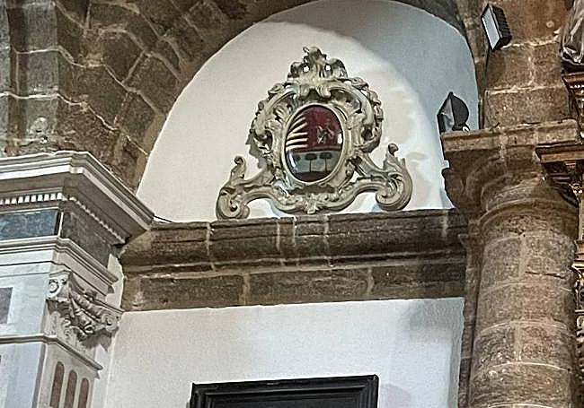Detalle del escudo de Gipuzkoa en la capilla del Colegio de Pilotos Vizcaínos de Cádiz.