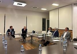 Los responsables de la Federación Guipuzcoana y Española, en Anoeta.