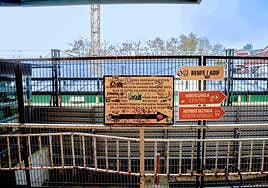 Paneles indicativos en el apeadero provisional de San Sebastián, que estará activo casi un año más de lo previsto.