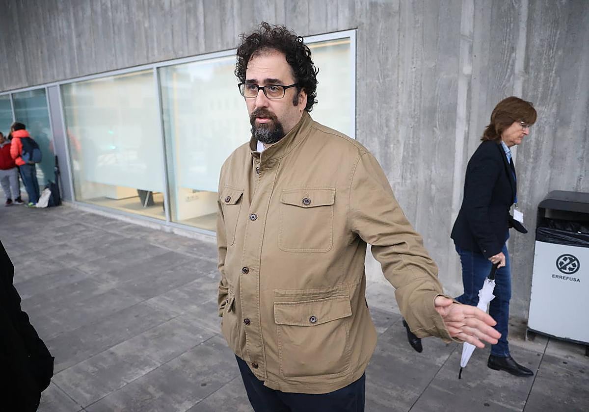 José Eizmendi, director de Aldapeta Maria ikastetxea, este lunes a las puertas del centro