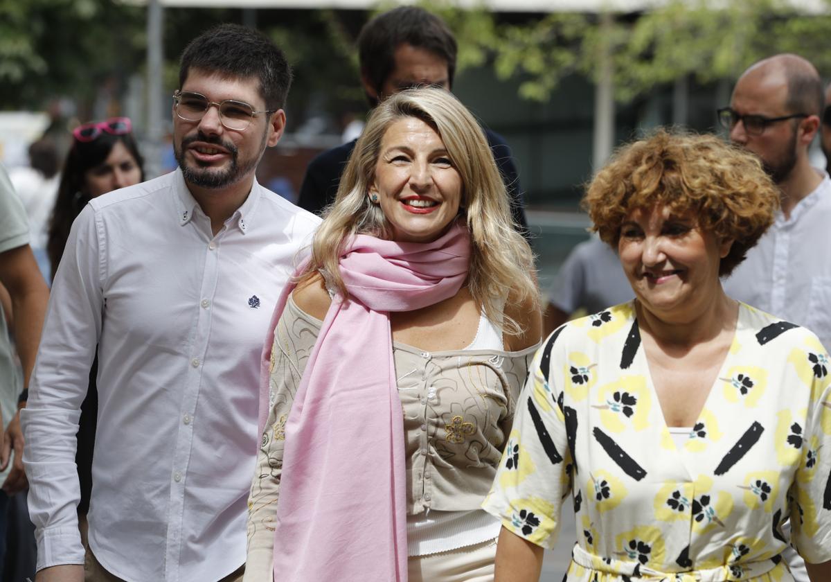 Lander Martínez, Yolanda Díaz y Pilar Garrido en un mitin.