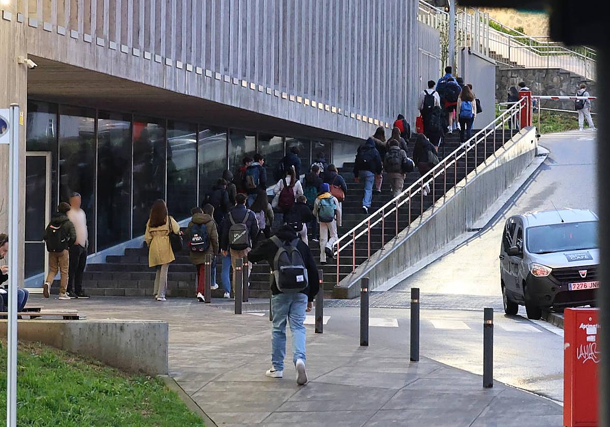Alumnos llegan por la mañana a Aldapeta.