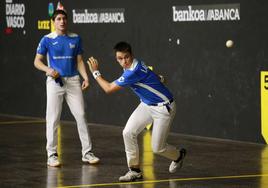 Labaka, listo para golpear la pelota ante Sotil, baja de última hora.