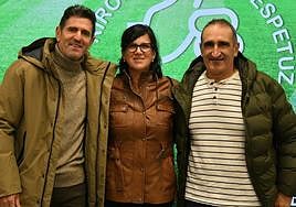 Abraham Olano, Ainhoa Ostolaza y Aitor Ayerza, de la Federación Guipuzcoana de Ciclismo.