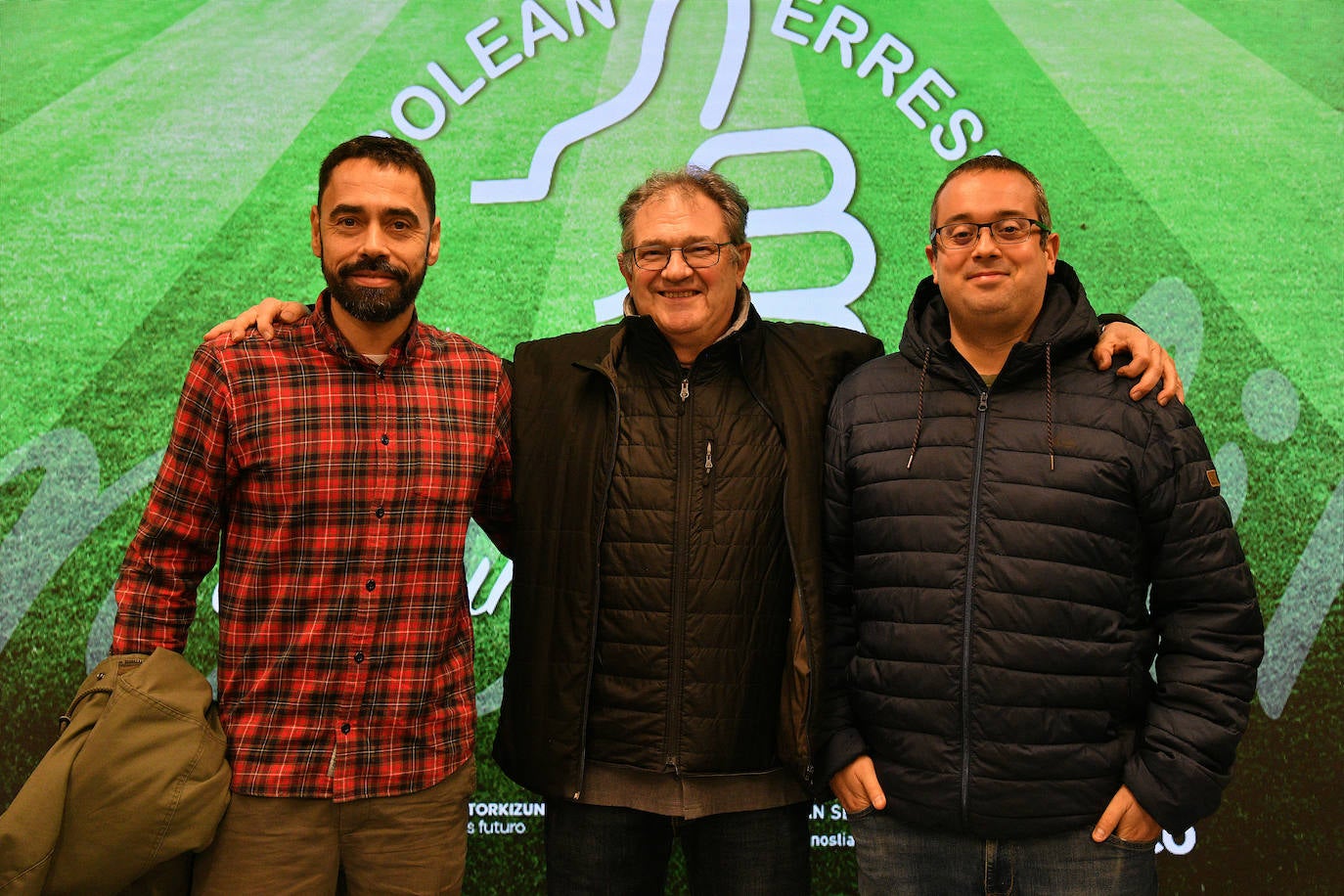 Jon Txakartegi, director gerente de la Federación Guipuzcoana de Baloncesto, Iñaki Almandoz, presidente del Askatuak, y Josu Rubio.