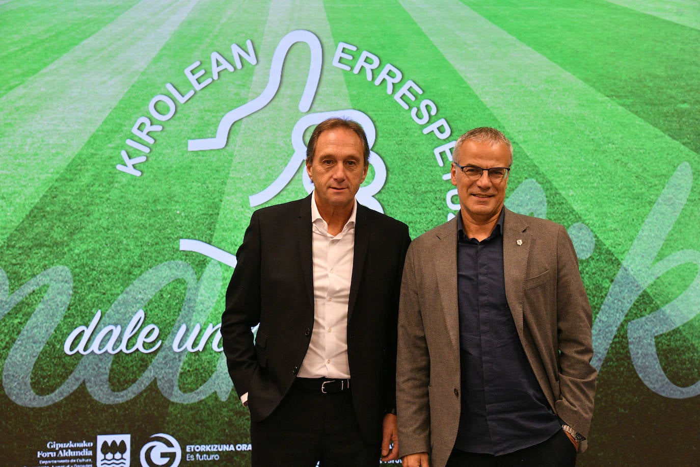 Miguel Poyales, directivo de la Federación Guipuzcoana de Fútbol, y Manu Díaz, presidente de la Federación Guipuzcoana de Fútbol.