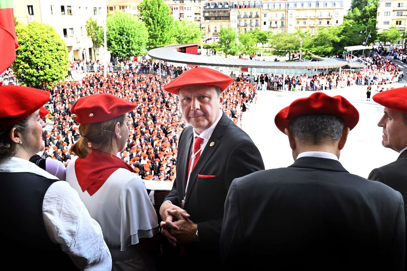 Recibiendo al Alarde público por primera vez, el pasado 30 de junio. 