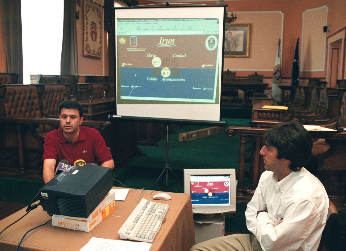 En el año 2000, todavía como concejal, presentado la nueva página web del Ayuntamiento.