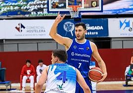 Oroz señala la jugada 'cuernos' ante el Cáceres.