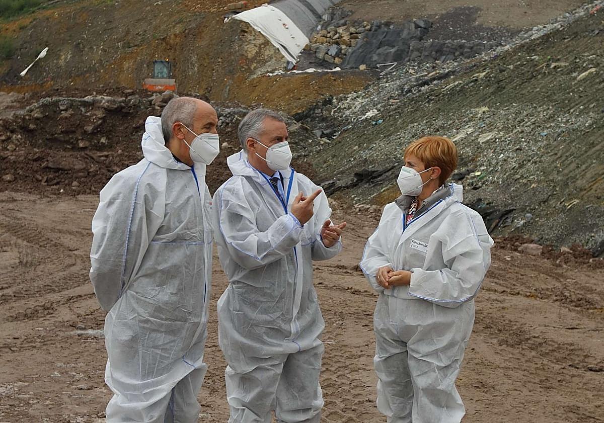 Imagen principal - Iñigo Urkullu, Arantxa Tapia y Josu Erkoreka visitan el vertedero de Zaldibar; el lehendakari y la consejera de Salud, Gotzone Sagardui, durante la pandemia; saludo a Mari Mar Blanco en un homenaje a su hermano.