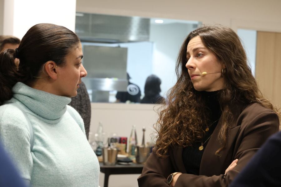 Iria Uxia y Alba Menéndez conversan antes de la mesa redonda. 