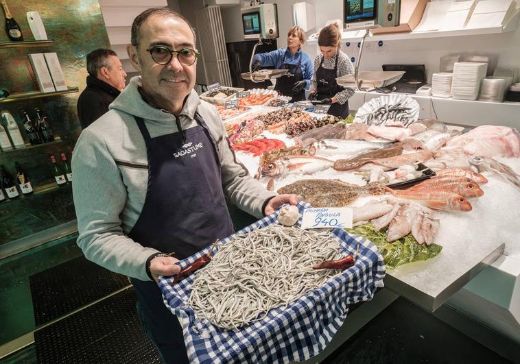 Félix Sagastume posa con las angulas en su marisquería.