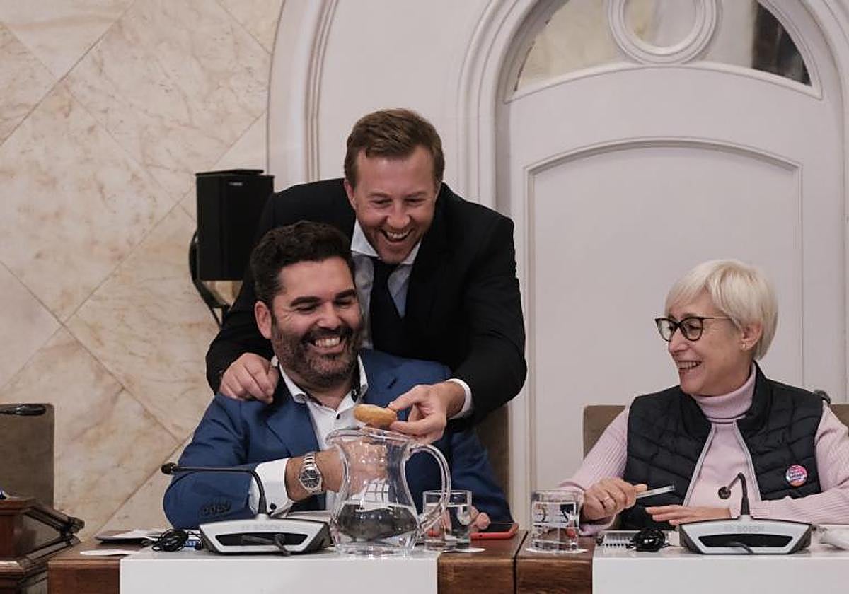 Corominas y Lasa, con el dulce.