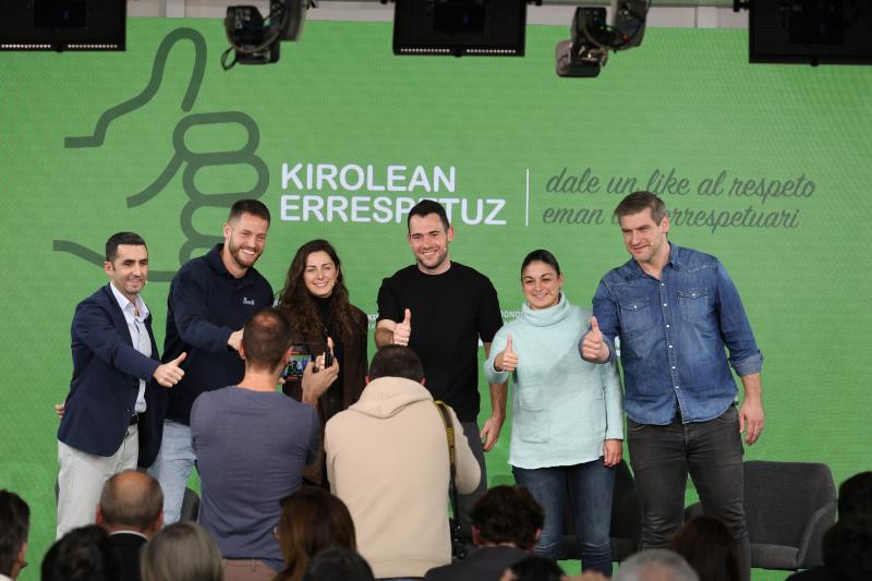 El jefe de Deportes de DV, Álvaro Vicente, Álex Remiro, Alba Menéndez, Erik Jaka, Iria Uxia y Julen Aginagalde, posan para los fotógrafos. 