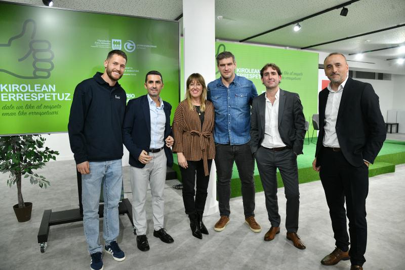 El portero de la Real Sociedad Álex Remiro, junto a Álvaro Vicente, jefe de Deportes de DV, Arantxa Aldaz, jefa de información de DV, Julen Aginagalde, director general del Bidasoa, David Taberna y Juanma Velasco, director y subdirector de El Diario Vasco.