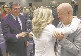 Los líderes de la CEOE, Antonio Garamendi, y CC OO, Unai Sordo, felicitan a Yolanda Díaz en la toma de posesión de su cartera.