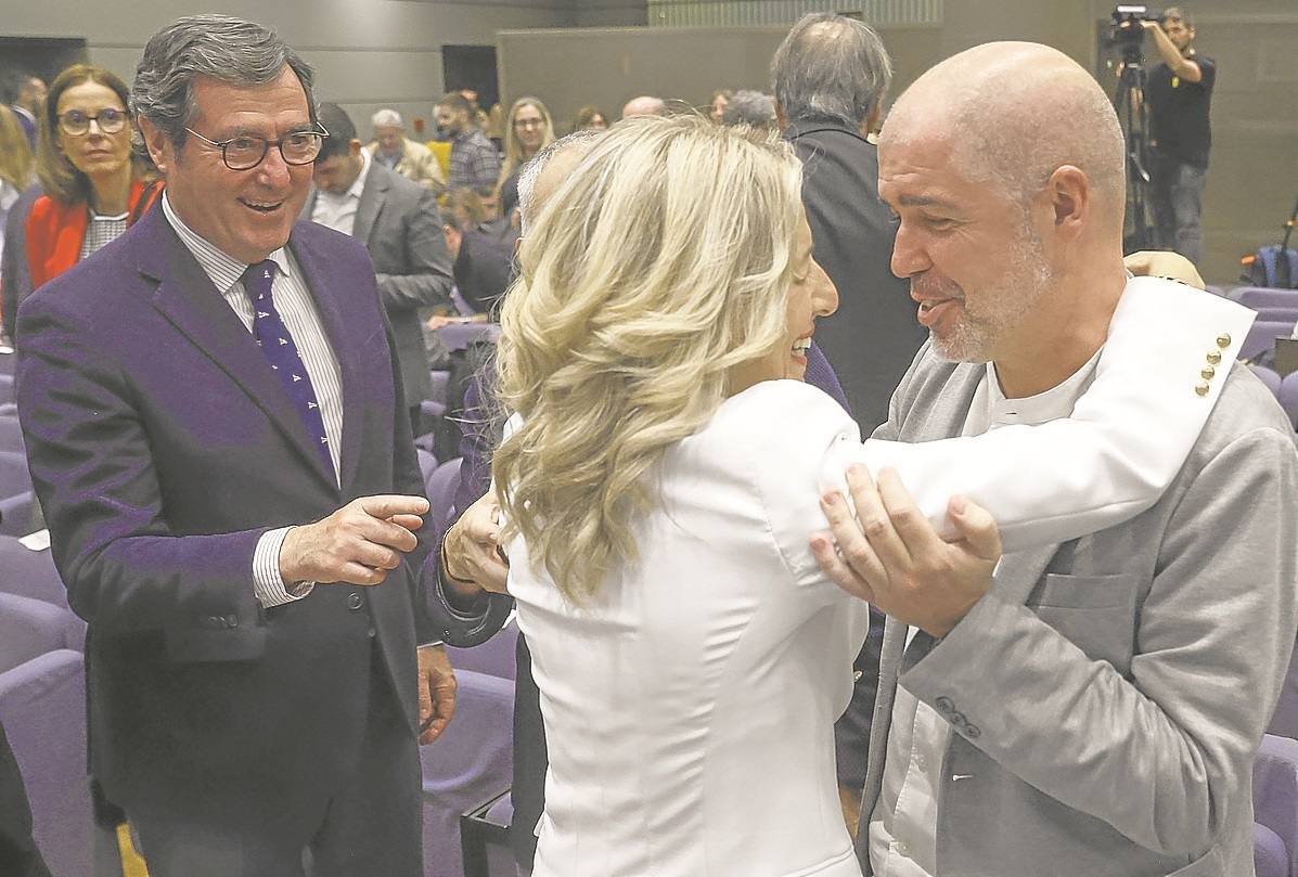 Los líderes de la CEOE, Antonio Garamendi, y CC OO, Unai Sordo, felicitan a Yolanda Díaz en la toma de posesión de su cartera.