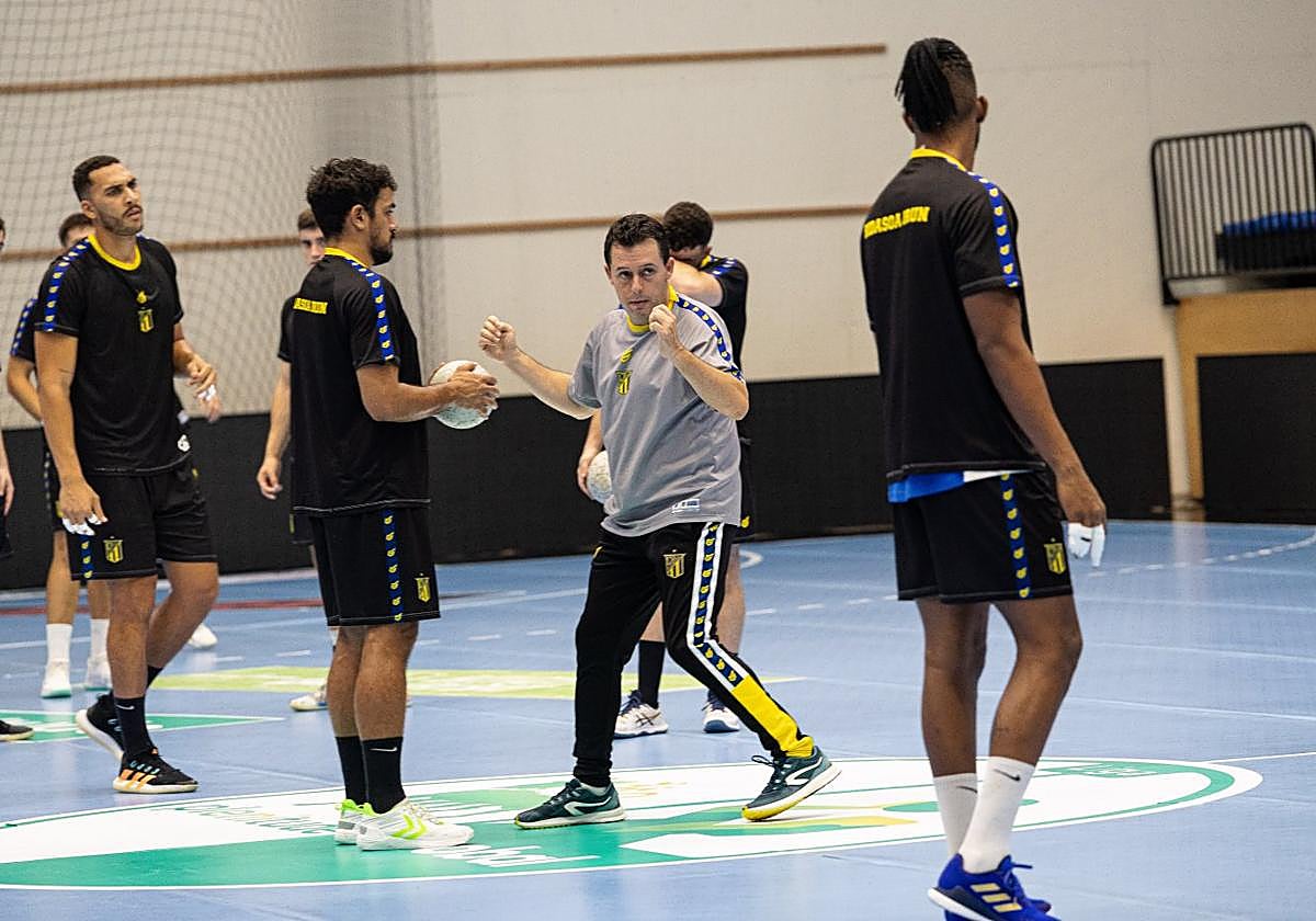 Jacobo Cuétara se dirige a sus jugadores durante una sesión de entrenamiento en Artaleku.