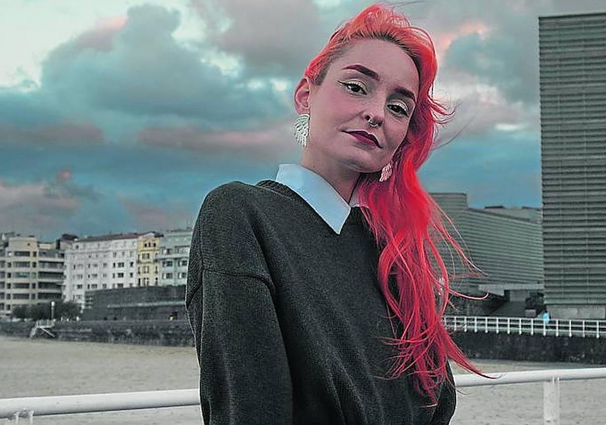 Porque las meigas y las sorginak bailan a la luz de la luna creciente de noviembre, Eugenia posa en el malecón del Kursaal.