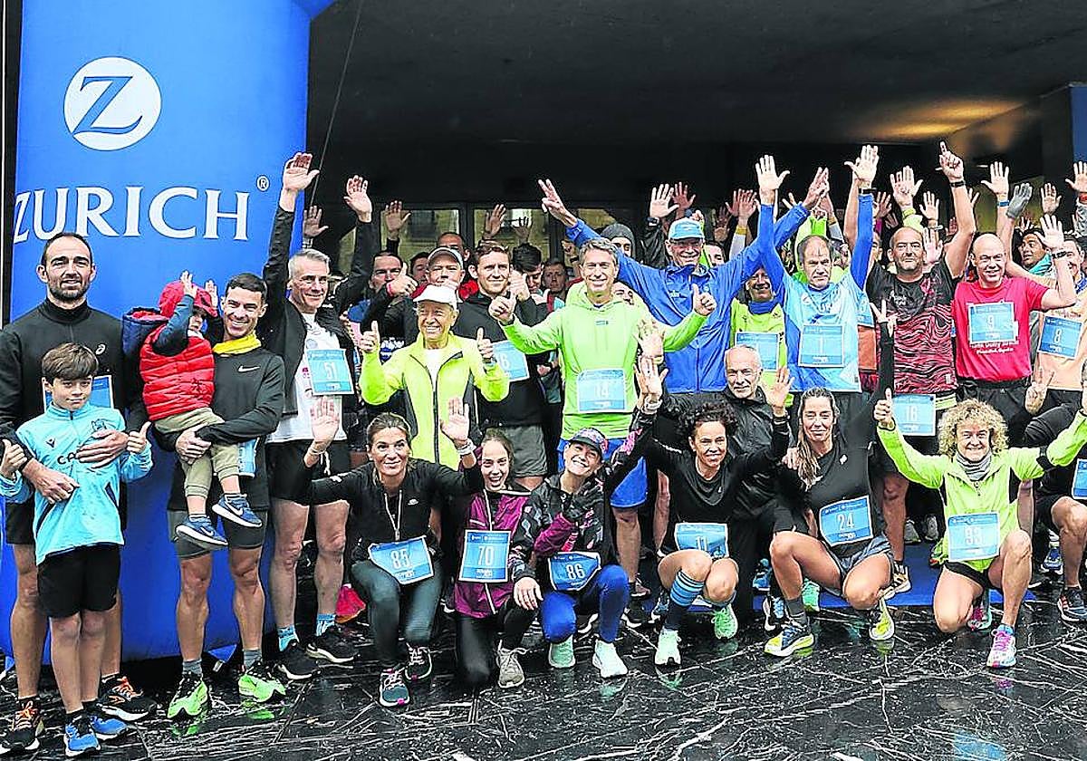 Los participantes el sábado en la Gosaria Run, actividad previa a la carrera de este domingo, posan frente al Kursaal con el soriano Abel Antón, doble campeón mundial de maratón.